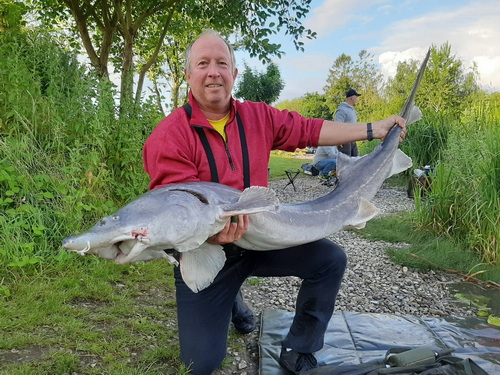 Fisker med stor fangst i hænderne